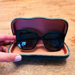 Gucci Elegant Black Women's Sunglasses